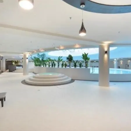 Hanza Tower Exclusive Pool & Sauna & Jacuzzi 公寓 *